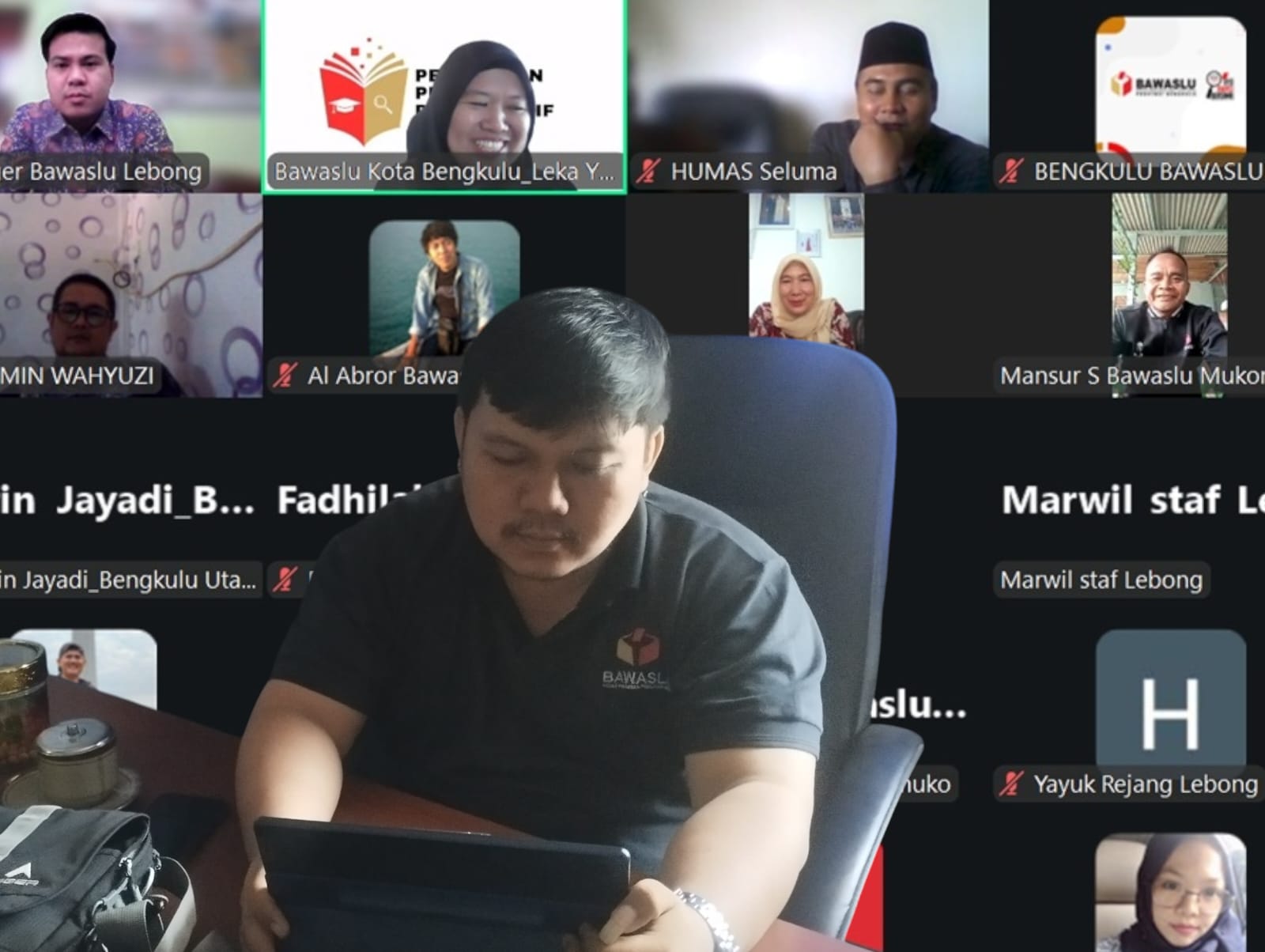 Anggota Bawaslu Kabupaten Lebong Renaldo Saputro sedang rapat Daring bersama Bawaslu Provinsi Bengkulu dan Bawaslu Kabupaten/kota se-Provinsi Bengkulu